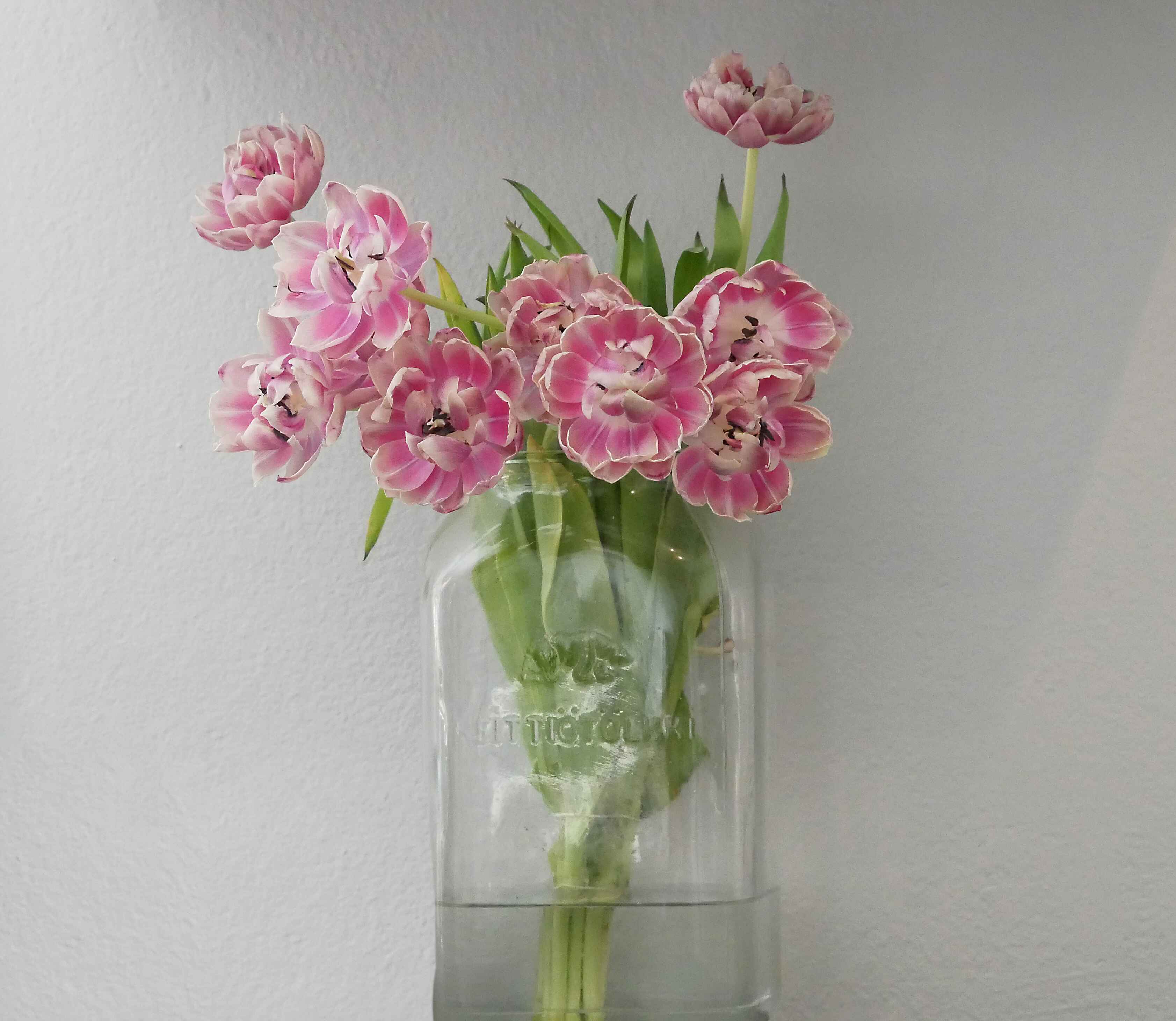 Blommor är fint. Men tänk om överraskningen fortsätter vid frukostbordet?